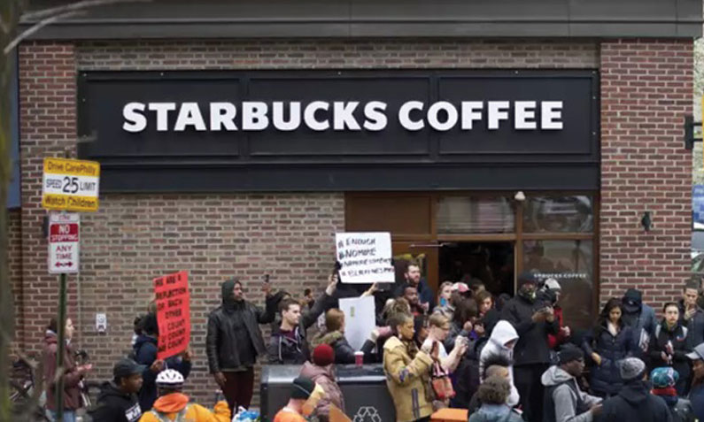 Starbucks ถูกประท้วงหลังจาก ไล่ชาวผิวสีที่ไม่สั่งเครื่องดื่มออกจากร้าน